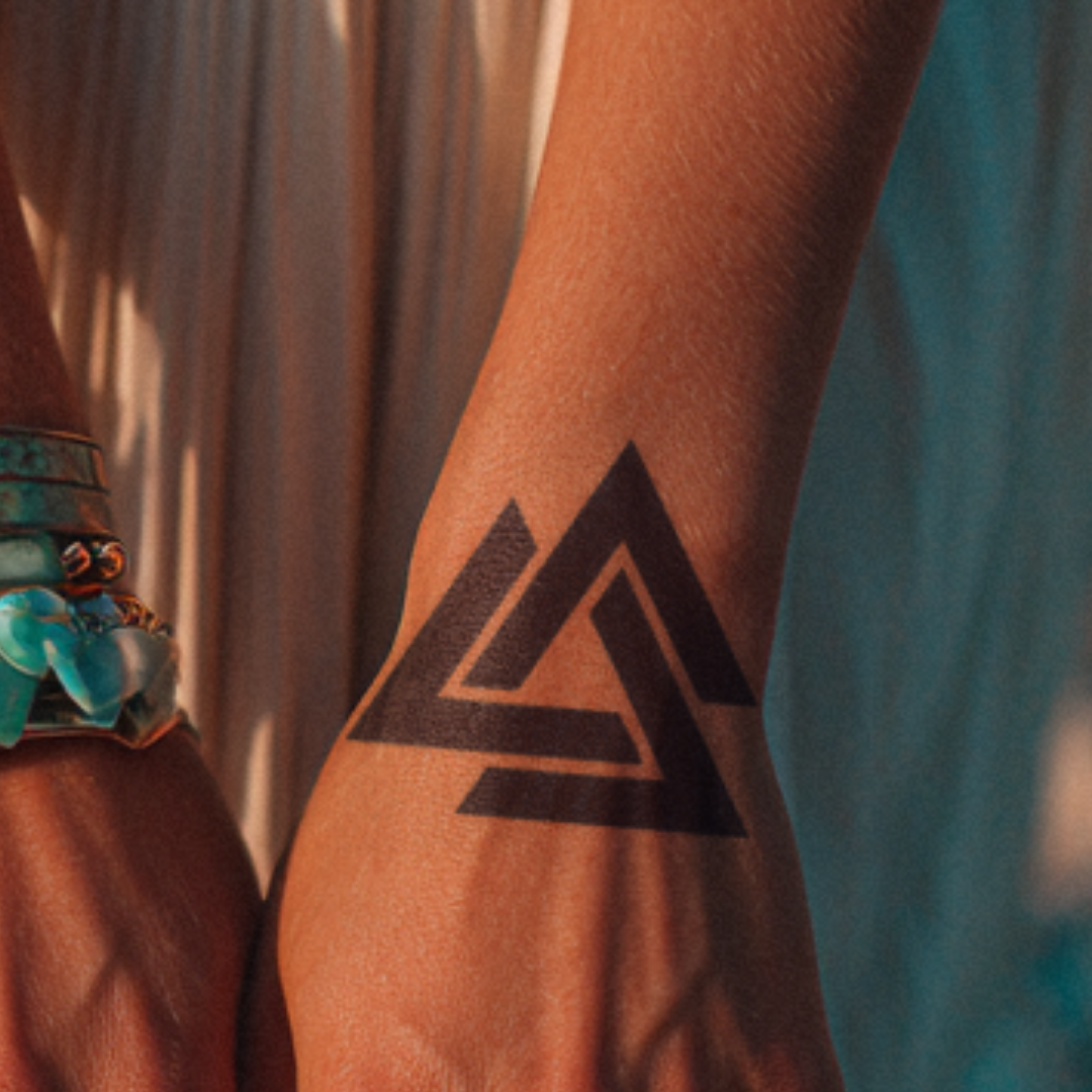 Drei Dreiecke Tattoo minimalistisch