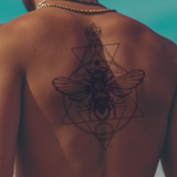 Geometrische Biene Tattoo