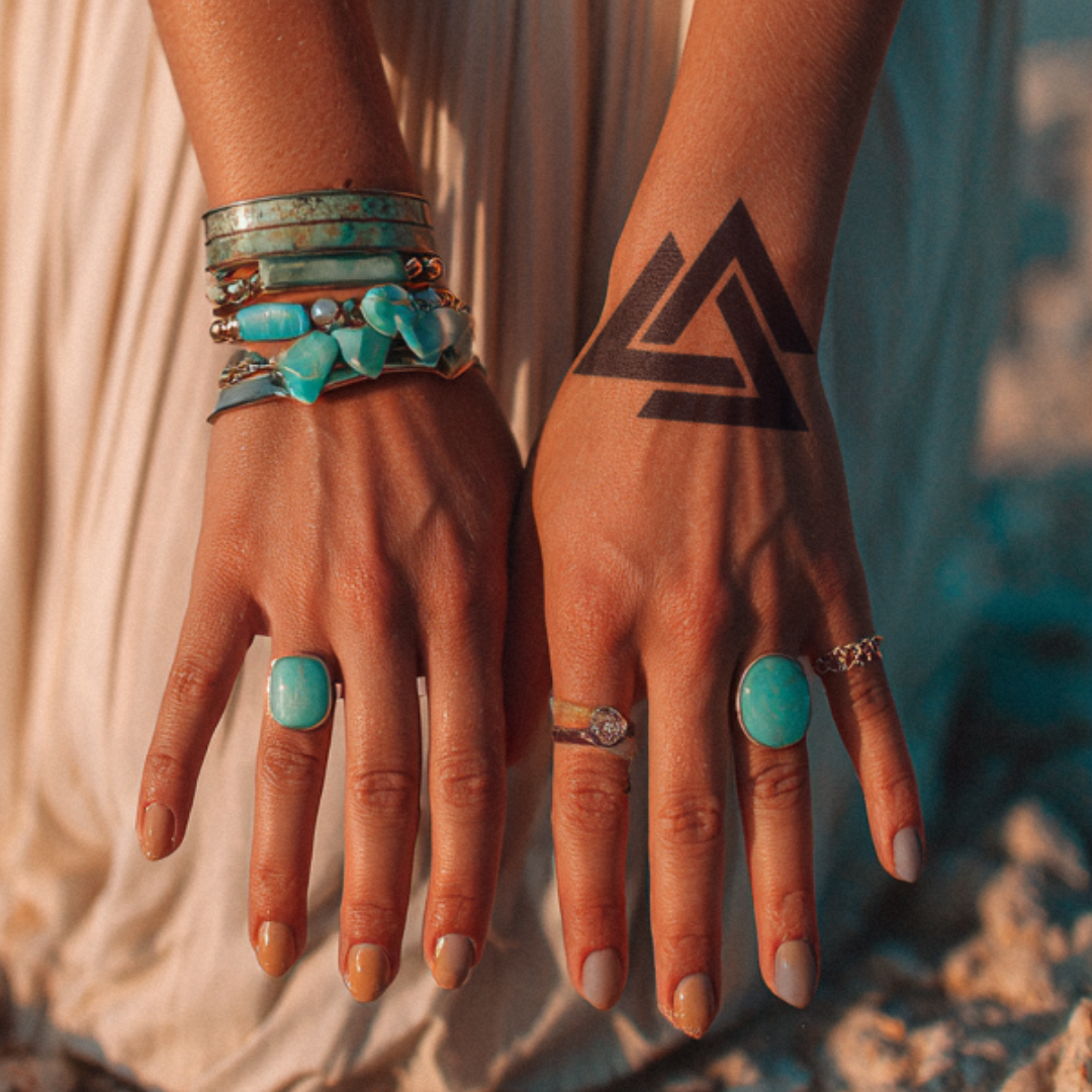 Drei Dreiecke Tattoo minimalistisch