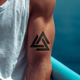 Drei Dreiecke Tattoo minimalistisch